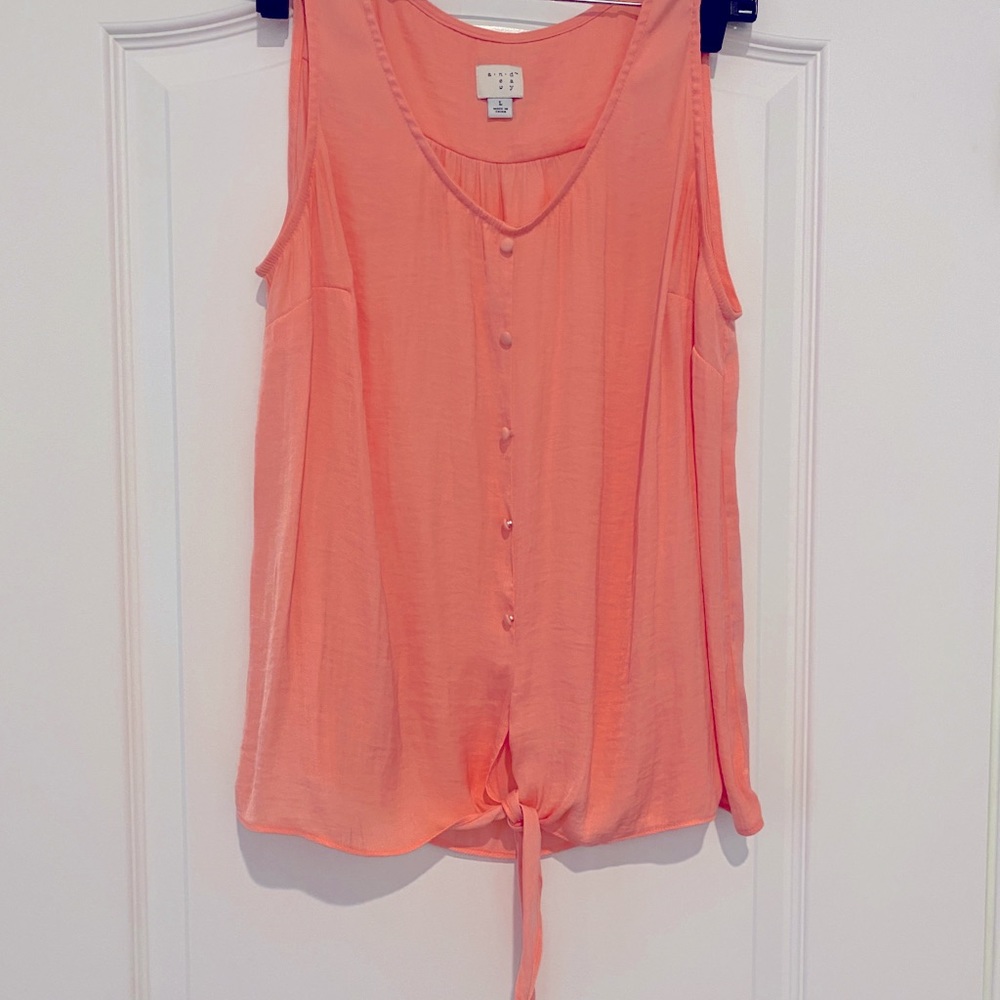 Sleeveless blouse, tie front.
